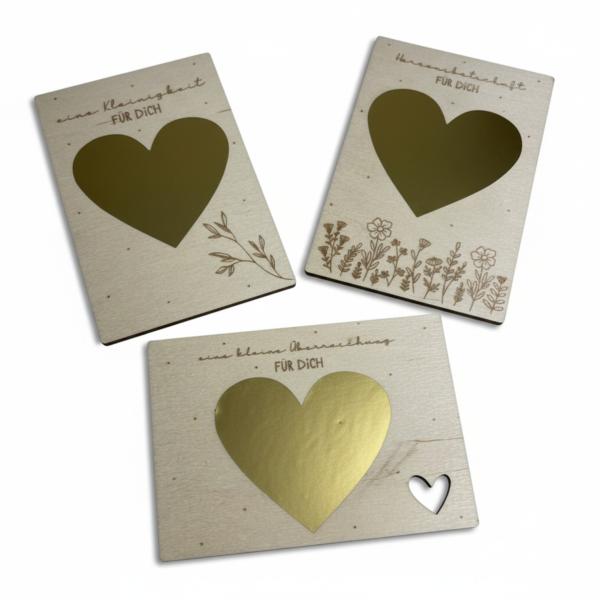 Holz‑Rubbelkarte zur Schwangerschaftsverkündung mit goldenem Rubbelherz.